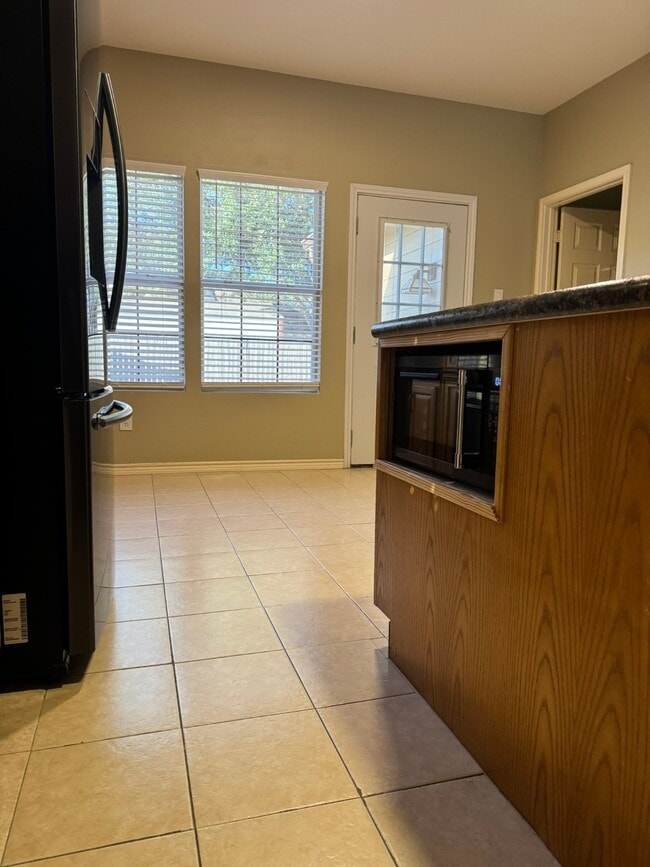 Building Photo - 34534 Lake Side Dr