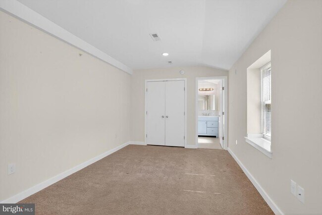 Building Photo - 541 N Orianna St