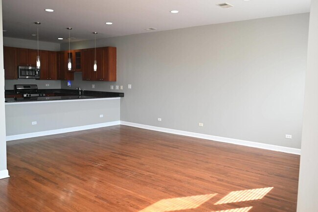 Building Photo - 529 N Racine Ave