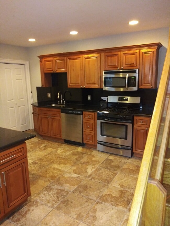 Building Photo - 733 Carpenter St