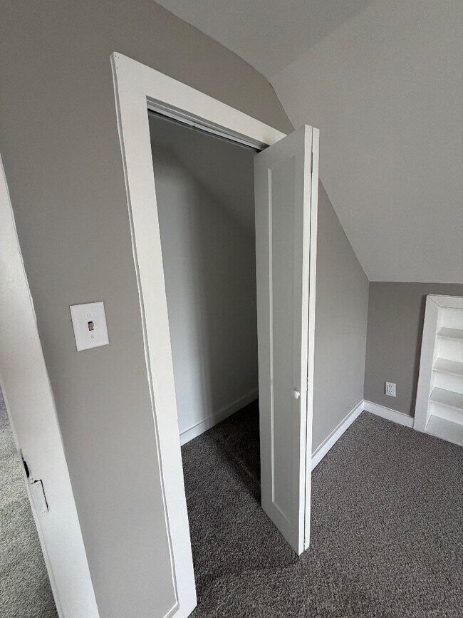 Building Photo - 5 E Green St