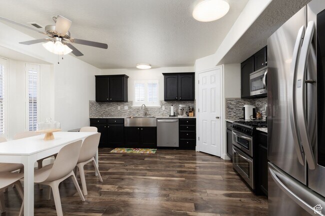 Building Photo - Springville Townhome