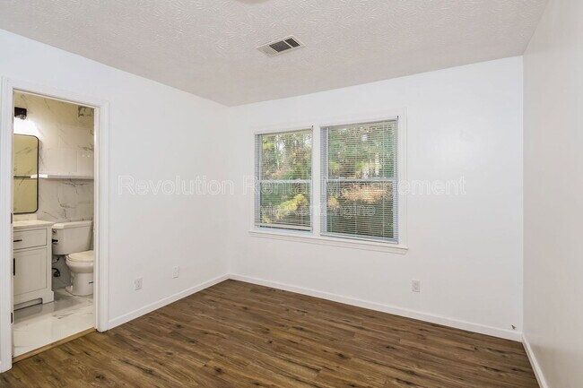 Building Photo - 1303 Sweet Pine Dr