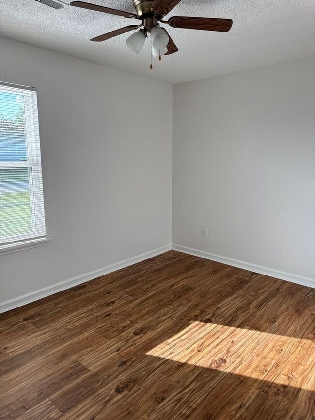 Building Photo - **Charming 3-Bedroom, 2-Bath Home in the H...