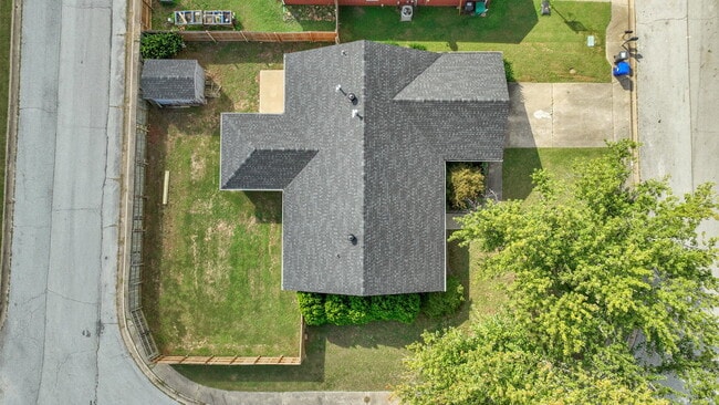Building Photo - "Homey 3-Bedroom Retreat with 2 Full Baths...