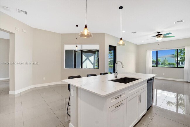 Building Photo - 10590 Mira Vista Dr