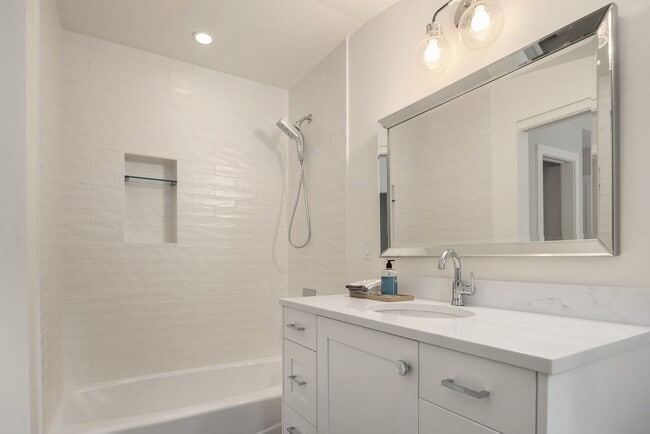Building Photo - 7Bd/6.5Ba Bellevue Home