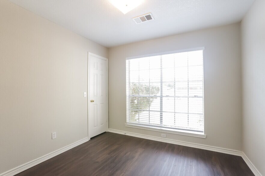 Building Photo - 6750 Liberty Valley Dr