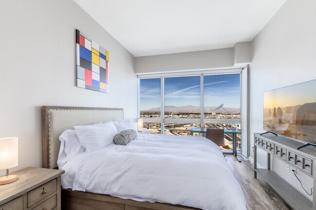 Building Photo - 4471 Dean Martin Dr