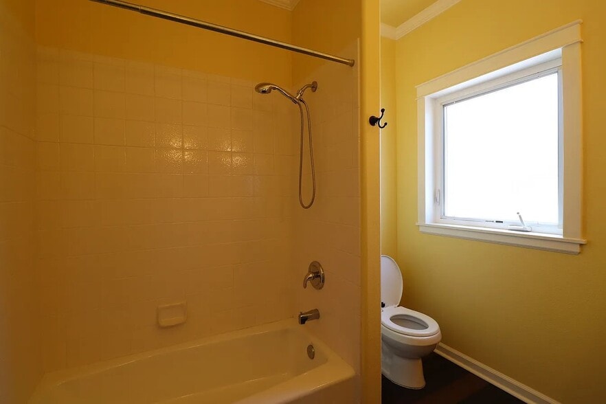 Building Photo - 1350 Laura Ct