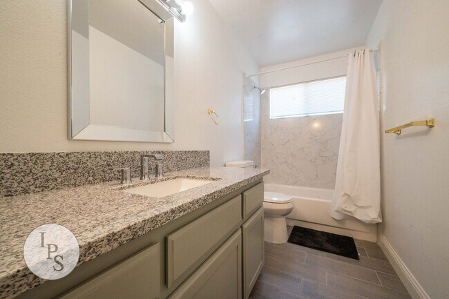 Building Photo - North Fresno Home in CUSD, 3BR/2BA, Beautiful Updates - Lots of Amenities!