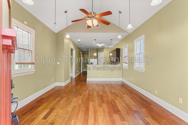 Building Photo - 523 S Hennessey St