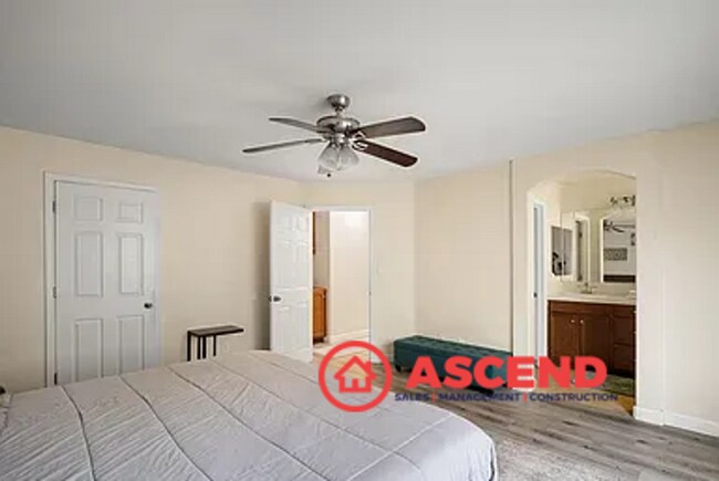 Building Photo - Lovely 4 Bedroom Home in Campus Park Area!