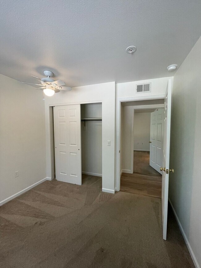 Building Photo - Stunning First-Floor Condo SE Ft. Collins