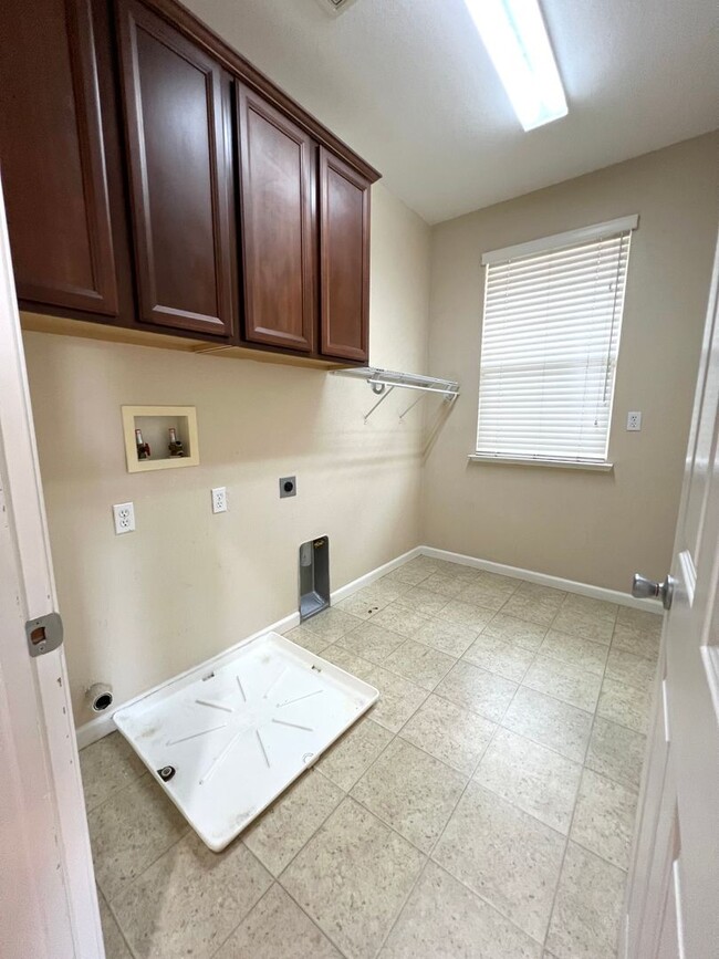 Building Photo - Modesto: $2529  3 bedroom 2.5 bath well ma...