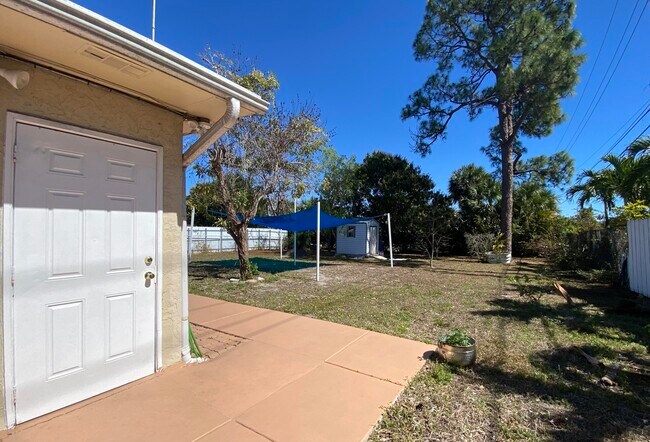 Building Photo - 938 Sumter Rd E