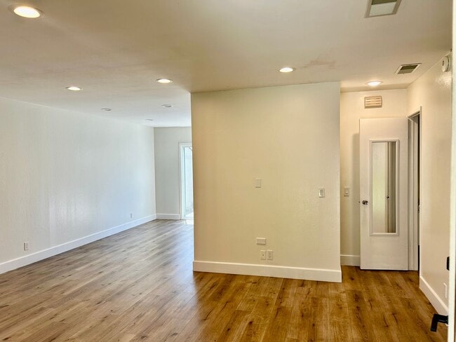 Building Photo - Fully remodeled town home!