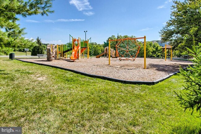 Building Photo - 6430 Bellevue Pl