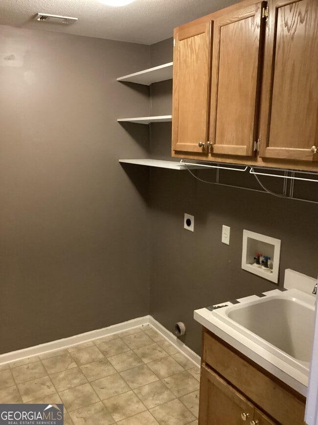 Building Photo - 365 Creekside Dr