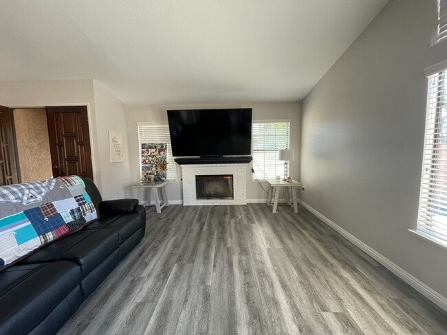 Building Photo - Comfortable 3-Bedroom Home in Moreno Valle...