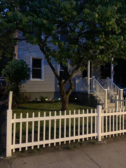 Building Photo - 405 Blatchley Ave