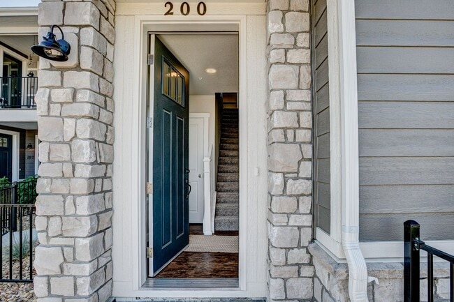 Building Photo - Move-In Ready 3-Bedroom Townhome with Garage & Modern Finishes in Loveland!