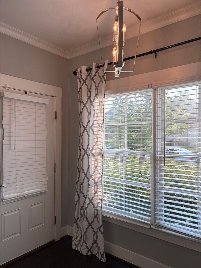 Building Photo - 1013 Edgewater Ln