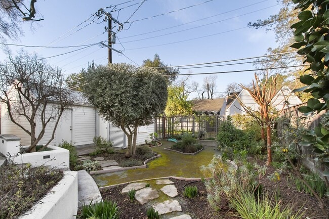 Building Photo - Downtown Davis Cottage-Available for Spring Move In