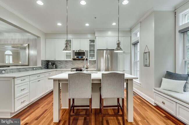 Building Photo - 820 W Glebe Rd