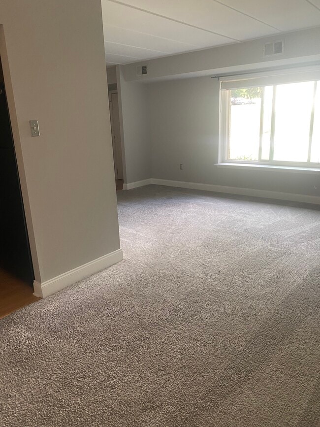 Building Photo - 305 Village Walk