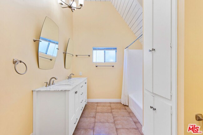 Building Photo - 4236 Ensenada Dr