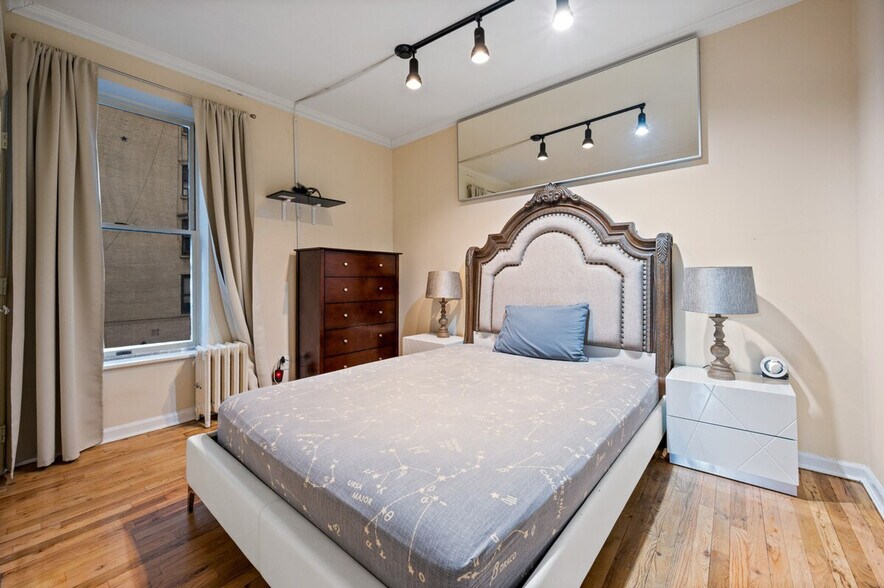 Building Photo - 221 E 50th St