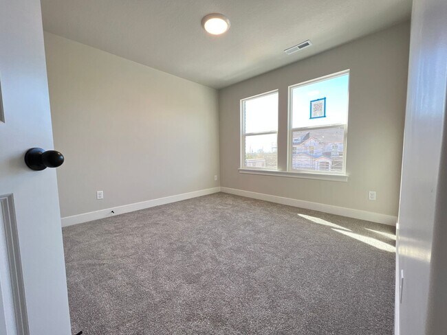 Building Photo - 4 bedroom/2.5 bathroom Townhome in Lehi