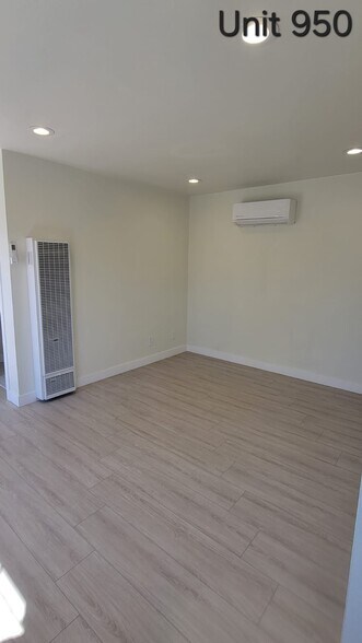 Building Photo - 950 N Kingsley Dr