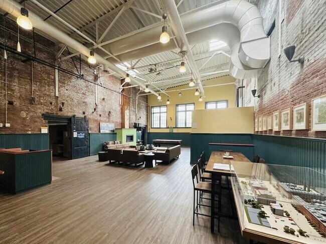 Building Photo - 227 Christopher Columbus Dr