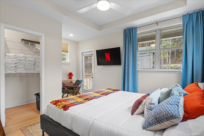 Building Photo - 323 Kelly's Ferry Pl