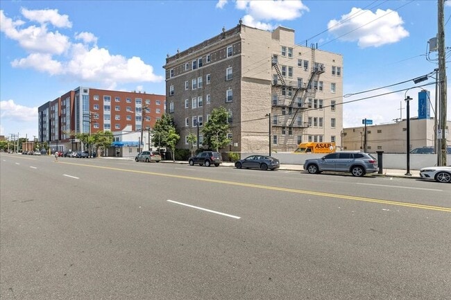 Building Photo - 2 S Hartford Ave