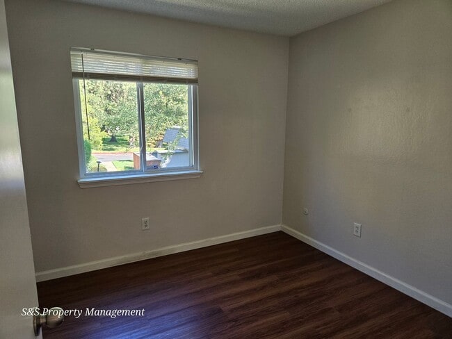 Building Photo - 8879 Salmon Falls Dr