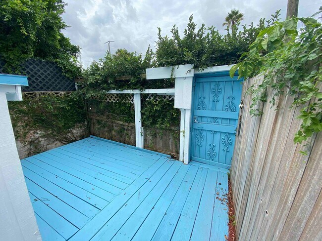 Building Photo - Beautiful large studio 2 blocks from the beach