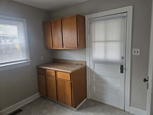 Building Photo - "Move in Ready 3-Bedroom Home on Huntoon A...