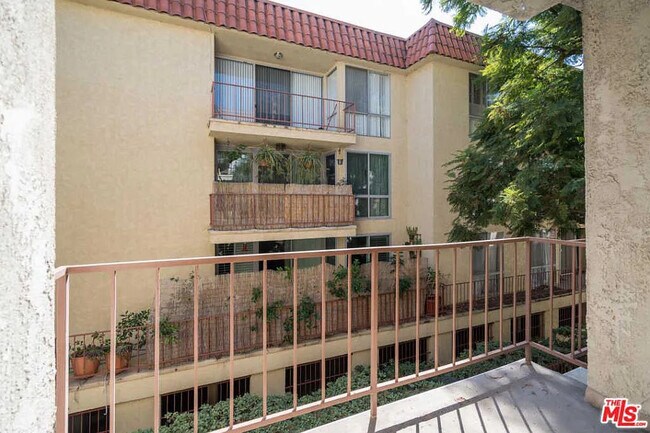 Building Photo - 5870 Green Valley Cir