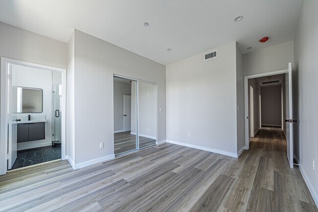 Building Photo - Designer-inspired, tri-level townhome offe...
