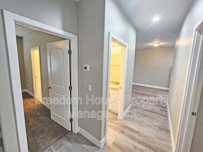 Building Photo - 1111 Sixshooter Ave