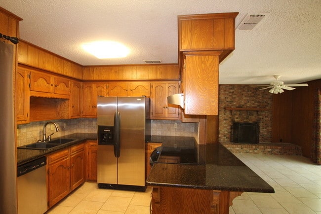 Building Photo - Charming home on Brooks Lake!