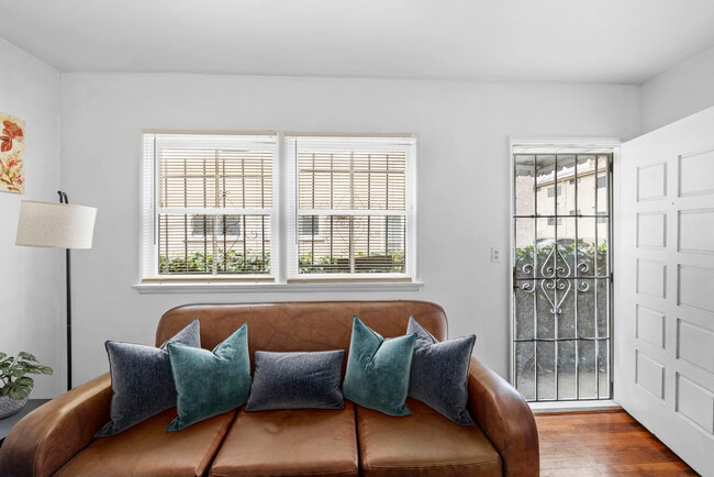 Living room - 11053 Venice Blvd