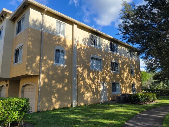 Primary Photo - 1400 Crestwood Ct S