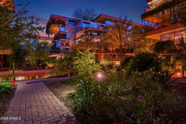 Building Photo - 7121 E Rancho Vista Dr