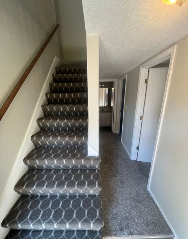 Building Photo - Spacious Split-Level Duplex in Lee’s Summit