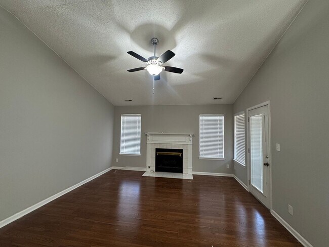 Building Photo - Condo Living in Newport News