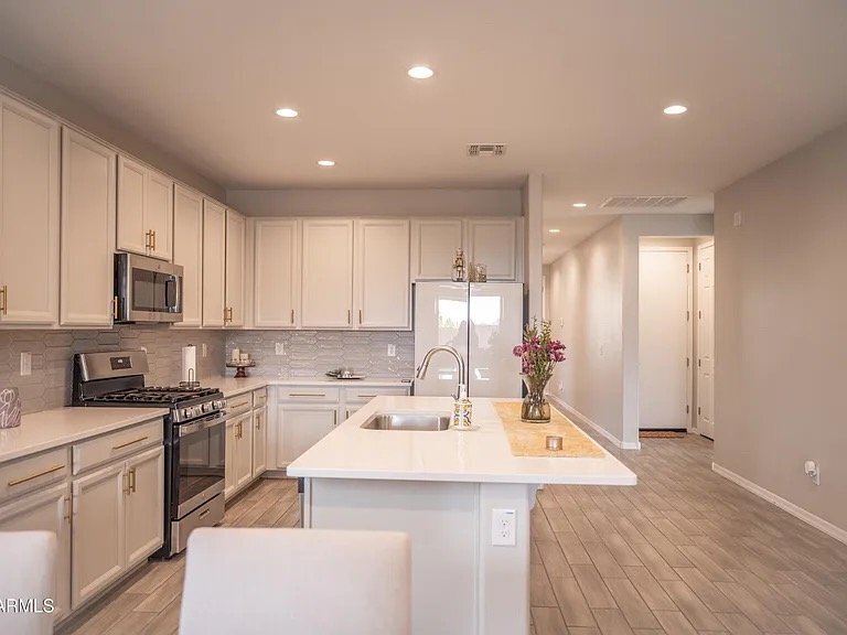 Building Photo - 814 S 109th Ave